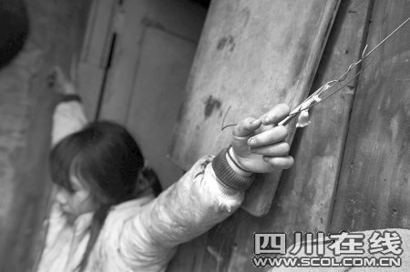 <em>女孩</em>偷钱买零食遭父吊6小时 2年被吊4次(图)_