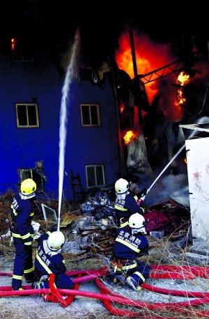 民工宿舍起火 保安持砖头砸消防队门报火警