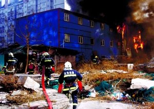 民工宿舍起火 保安持砖头砸消防队门报火警