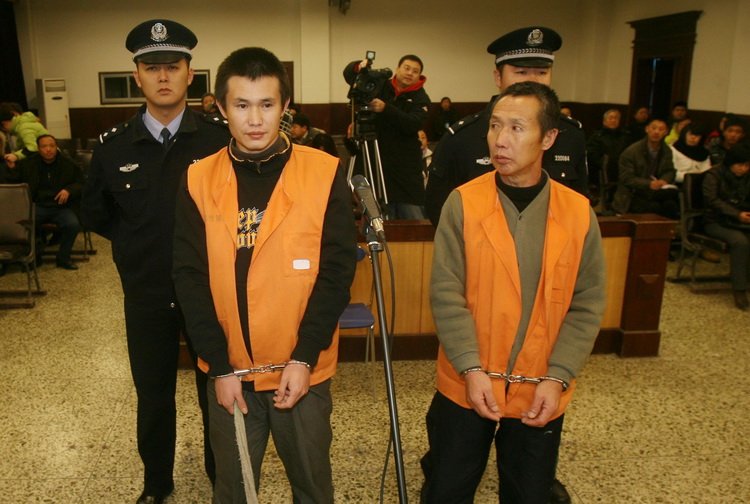 李广庆父子受审。李世才在庭审现场转头看了
