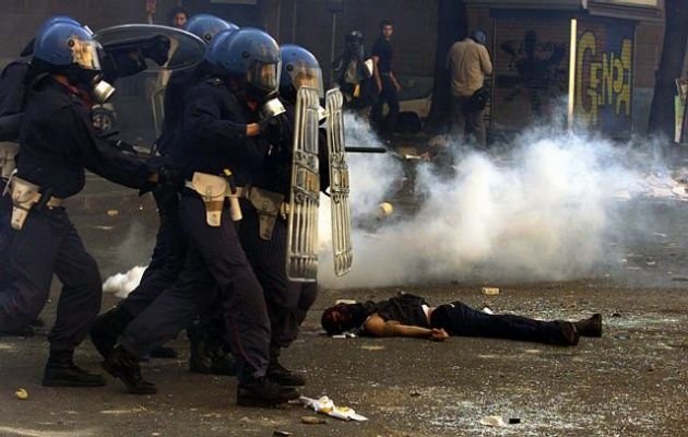 2001年7月 意大利防暴警察从被开枪打死的示