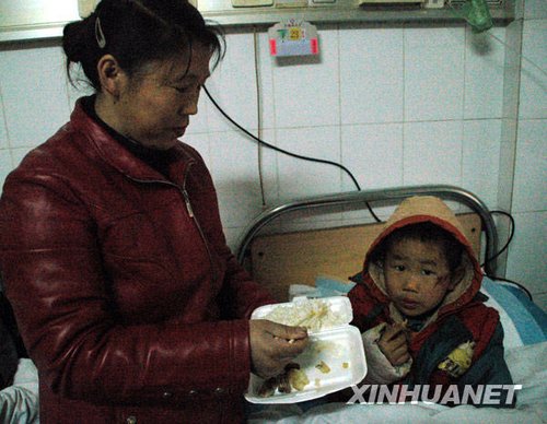 组图:湖北长阳客车坠崖事故伤者入院治疗