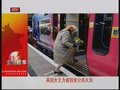 视频：英国女王为省钱坐公共火车