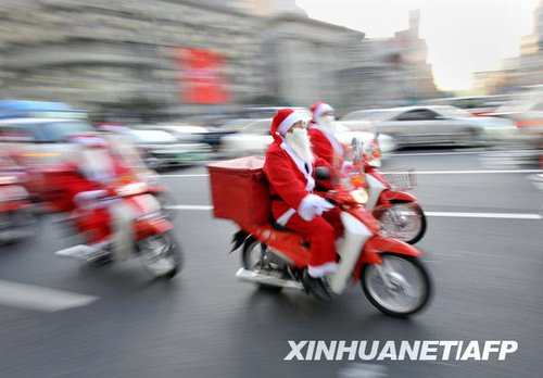 组图:韩国圣诞老人邮递员给穷人送礼物