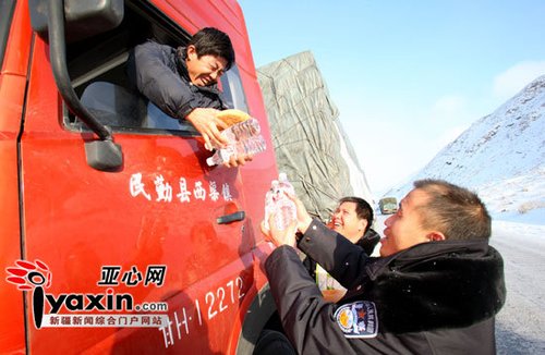 国道312线甘新交界处已堵车一周(组图)
