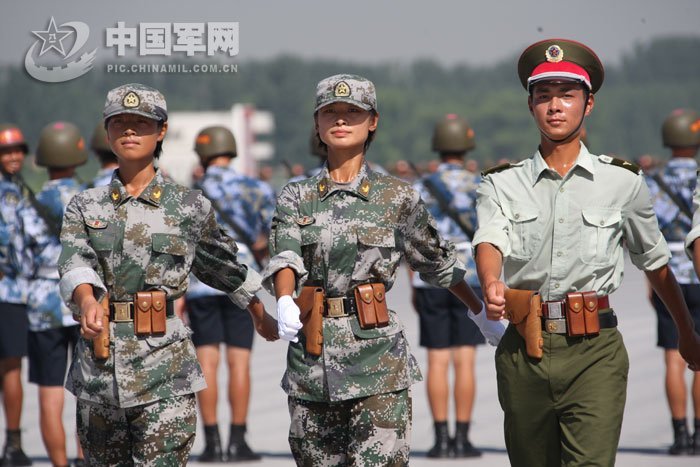 中国女兵。阅兵女民兵方队一直是历次阅兵众人关注的焦点，英姿飒爽的女民兵也是阅兵村一道亮丽、夺目的风景线。骄阳下，记者拿起相机，拍摄了这张照片，期待她们在阅兵中出色的表现！在北京奥运会担任颁奖礼仪小姐的张晓菲（左一）、赵娜（左二）是北京某大学模特礼仪专业应届毕业生，她俩主动报名参加国庆大阅兵，并在徒步女民兵方队担任领队。解放军报张雷摄 (图1)