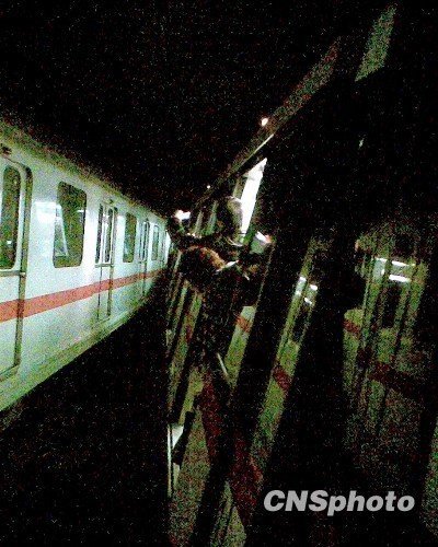 2009年12月22日上海地铁1号线两列车侧碰 <wbr>大量乘客滞留