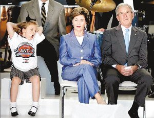 布什低调退休生活曝光:被妻子派去买电池(图)