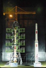 朝展出光明星2号卫星模型和银河2号火箭模型
