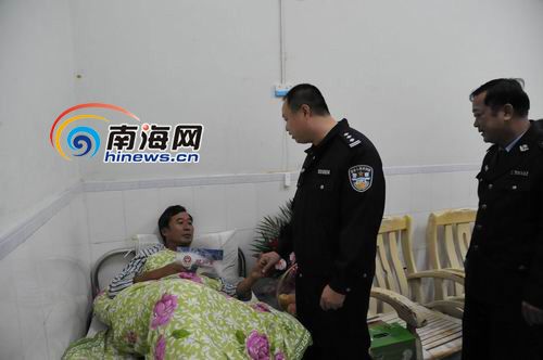 海南省公安厅派员看望勇斗歹徒受伤的协警