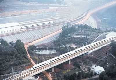 试车时,动车组在武广高速铁路上飞驰而过。(资料图片)