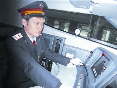 武广高铁列车今日9时开通运营(组图)