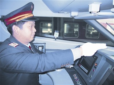 武广高铁列车今日9时开通运营(组图)