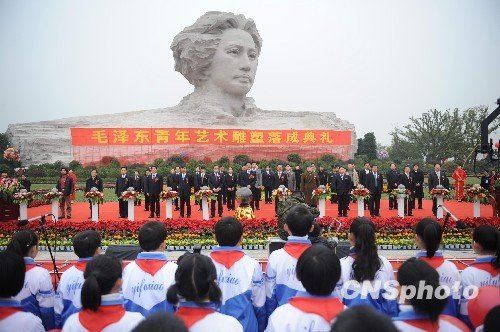 图：全国最大的毛泽东雕塑揭幕