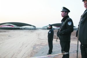 昨日,河南安阳县安丰乡西高穴村村南,警察守卫在曹操墓旁。本报记者 王申 摄