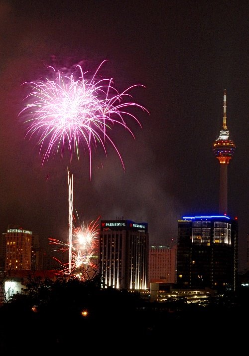 2010年1月1日，马来西亚首都吉隆坡上空烟花绽放，欢庆2010年的到来。 新华社发（张纹综摄) 