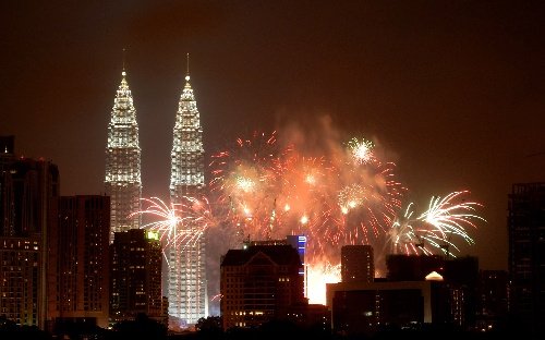 这是2010年1月1日在马来西亚首都吉隆坡拍摄的新年烟花。在新年到来之际，人们举行狂欢派对，燃放烟花，欢庆2010年的到来。 新华社发（张纹综摄)