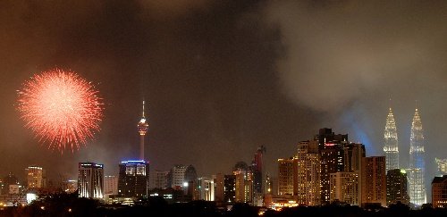 这是2010年1月1日在马来西亚首都吉隆坡拍摄的新年烟花。在新年到来之际，人们举行狂欢派对，燃放烟花，欢庆2010年的到来。 新华社发（张纹综摄)