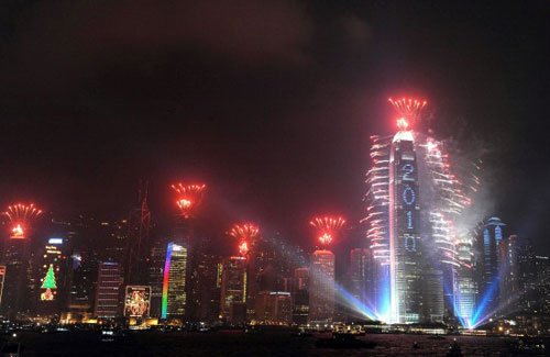 1月1日凌晨，香港维多利亚港举行迎新年烟花灯光汇演，庆祝2010年元旦的到来。新华社记者吕小炜摄