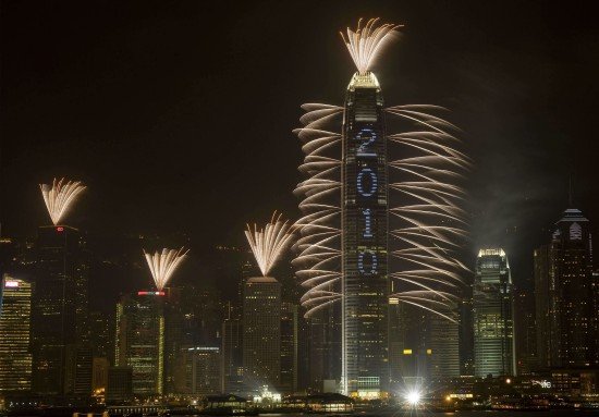 1月1日凌晨，香港维多利亚港举行迎新年烟花灯光汇演，庆祝2010年元旦的到来。新华社记者吕小炜 摄