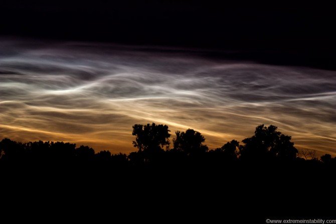 美国夜空的神秘发光云彩。谈到奇特的云，不由得想到美国夜空的神秘发光云彩。这种现象通常在靠近极地地区才可看到，但目前在低纬度地区出现得很频繁，可能是人类活动造成了气候变化。