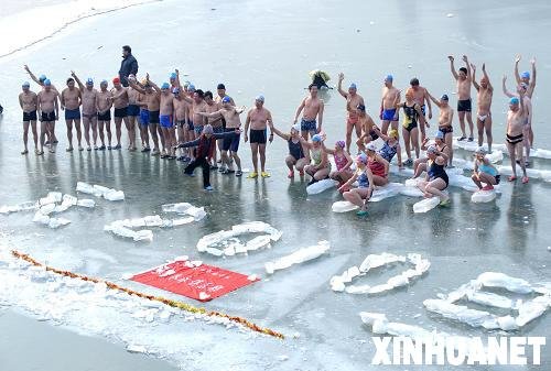 天津海河健儿冬泳迎新年（组图）