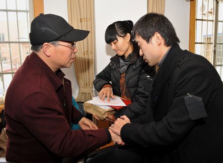 杭州市见义勇为基金会常务副理事长郑德湛向杨济源姐姐、姐夫颁发荣誉证书和奖金。 李勇 摄 （来源：浙江在线）
