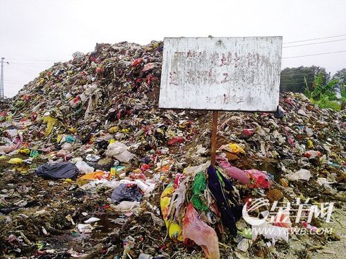 江边有座垃圾山十年污染村民怨