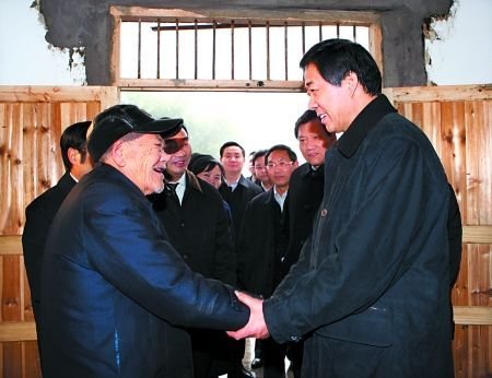 薄熙来：干部不能整天围着富人转 疏远困难群众