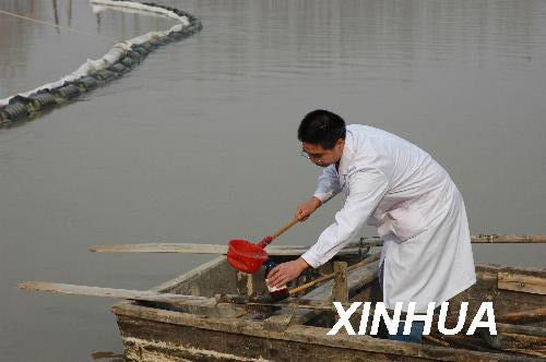 1月3日，渭南潼关吊桥水质自动监测站工作人员在渭河上采集样本。新华社 都红刚摄