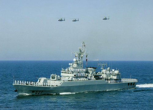 资料图:中国海军054级527号护卫舰与直升机进行联合作战演练