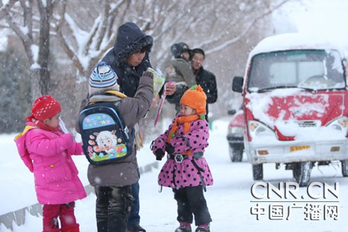 阿尔泰地区遭受强大投降雪气候 积雪最深臻1米