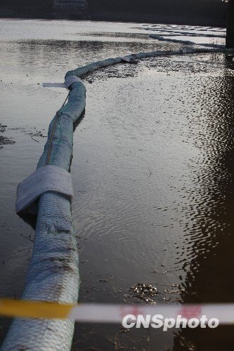组图：中石油输油管泄漏污染殃及黄河