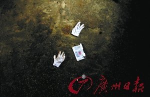 3名歹徒持枪劫杀的哥遭追捕饮弹自尽(组图)