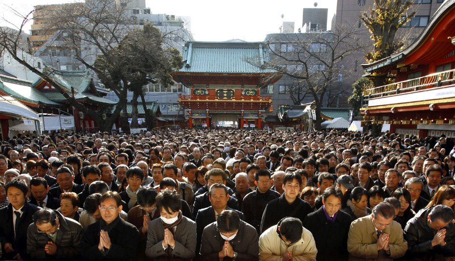高清图:日本商人新年聚集神社求财运
