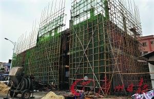 3名歹徒就是在这所正在建的房子内自杀的。