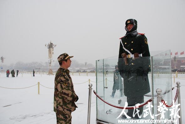 高清图:天安门广场中顶风冒雪的武警官兵