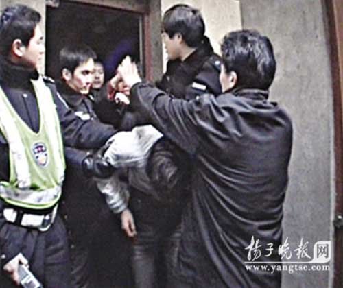 老太一声吼 小偷 无处走 路过交警 翻窗 擒入室贼