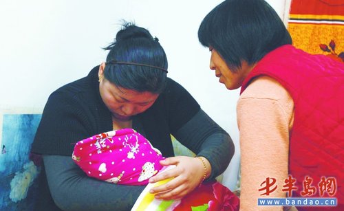 续:女记者给 孩子喂奶 