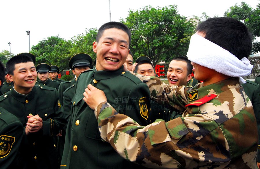 高清组图:战友情洋溢新兵营 蒙眼手摸猜战友