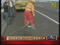 视频：麝香小猪奔上公路 台湾高速封路3分钟