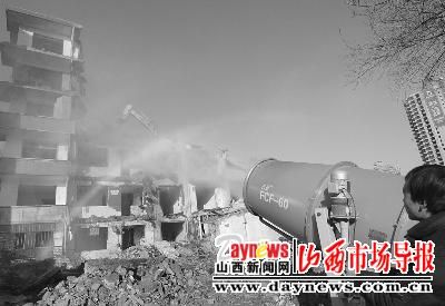 龙潭片区改造现场环保部门首次引进远程射雾器进行降尘作业
