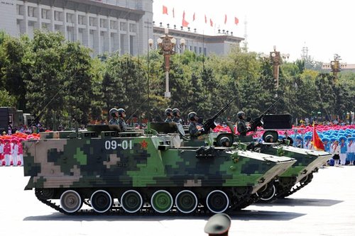 资料图:解放军参加国庆阅兵的新型履带式装甲车