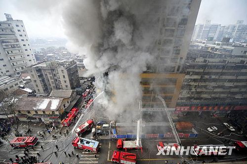 1月8日,消防官兵在灭火.新华社记者 郝同前 摄