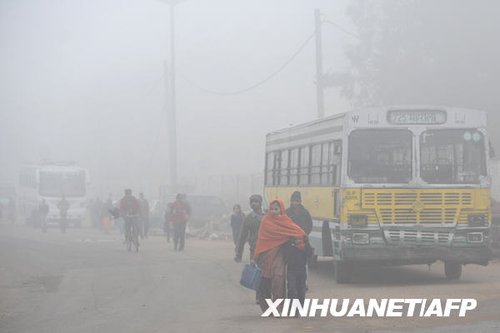 组图:印度新德里街头大雾弥漫