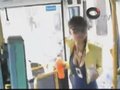 视频：网络疯传公交胸罩门视频 网友直呼刷卡杯具