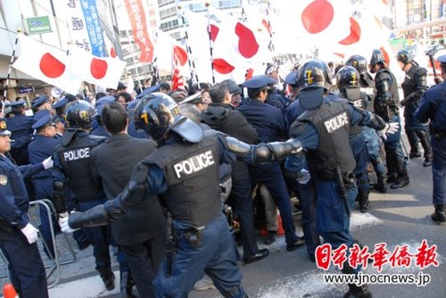逾40名日本右翼骚扰东京华人商店 警方制止（组图）