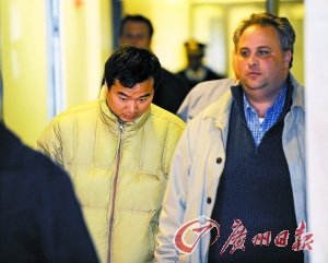 图为江海松被当地警方逮捕的画面。