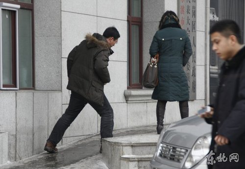 政府门前步道板太滑 政府网站回复&ldquo;绕着走&rdquo;