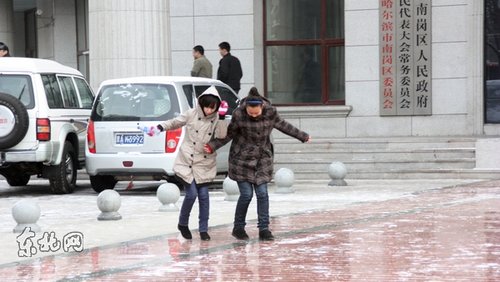 政府门前步道板太滑 政府网站回复&ldquo;绕着走&rdquo;